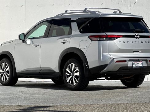 Certified 2024 Nissan Pathfinder SL image 7