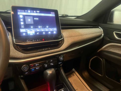 Used 2023 Jeep Compass Latitude image 35