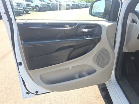 Used 2016 Dodge Grand Caravan SE image 23