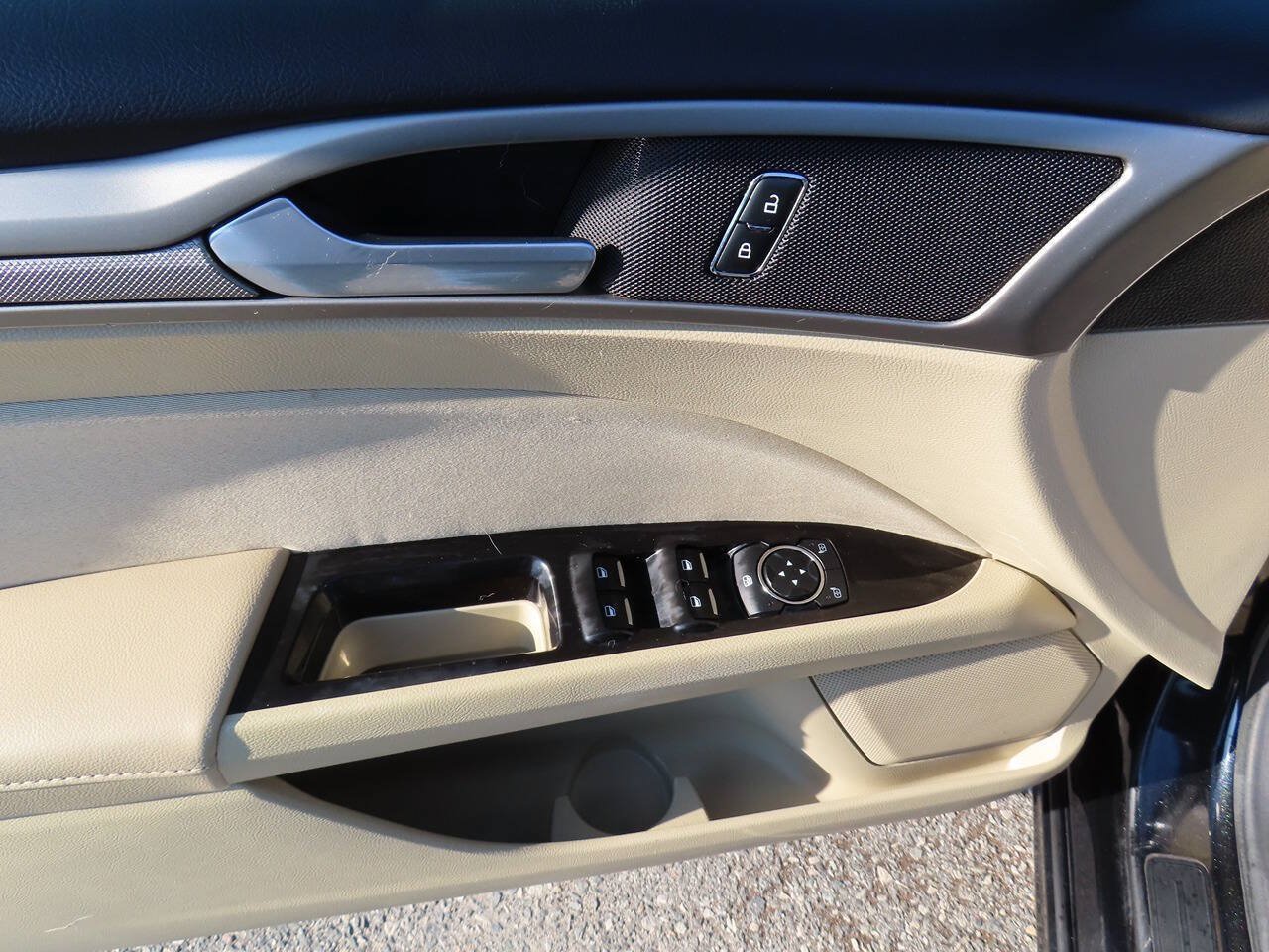 Used 2015 Ford Fusion SE FWD image 18
