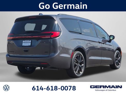 Used 2023 Chrysler Pacifica Touring-L w/ S Appearance Package AWD/4WD image 8