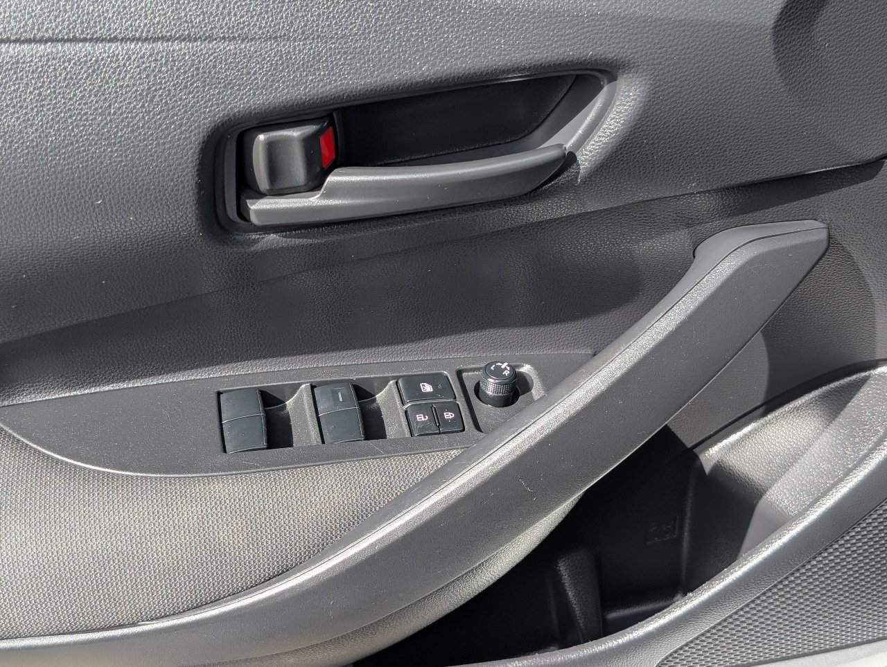 Used 2025 Toyota Corolla LE w/ Carpet Mat Package (TMS) FWD image 15