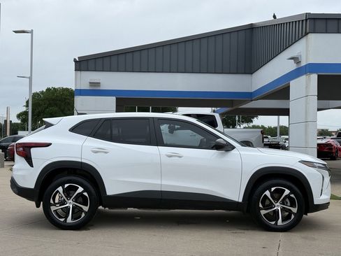 Certified 2025 Chevrolet Trax RS w/ Sunroof Package FWD image 3