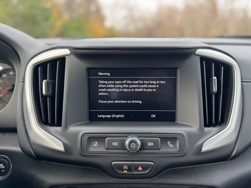 Used 2024 GMC Terrain SLE image 27