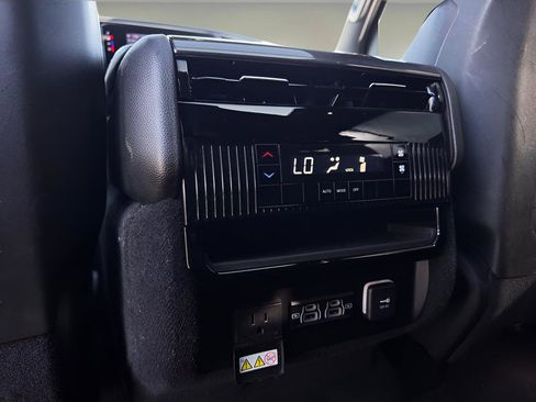 Used 2023 Jeep Wagoneer 4WD w/ Premium Group I image 22