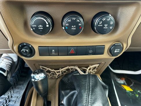 Used 2014 Jeep Wrangler Unlimited Rubicon w/ Connectivity Group AWD/4WD image 17