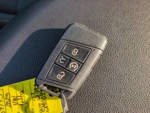 Used 2025 Volkswagen Jetta SE FWD image 28