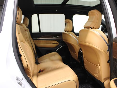 Used 2025 Jeep Grand Cherokee Summit AWD/4WD image 28