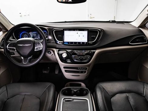 Used 2022 Chrysler Pacifica Touring-L FWD image 32