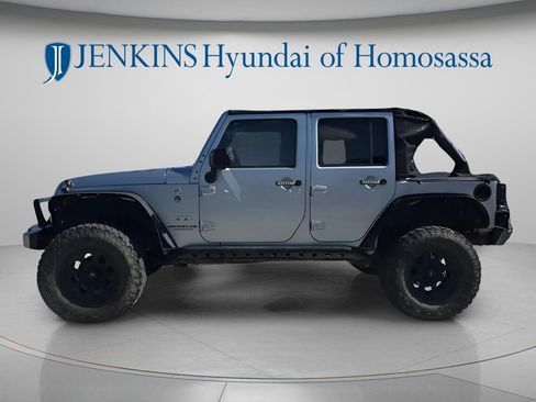 Used 2017 Jeep Wrangler Unlimited Sahara AWD/4WD image 9