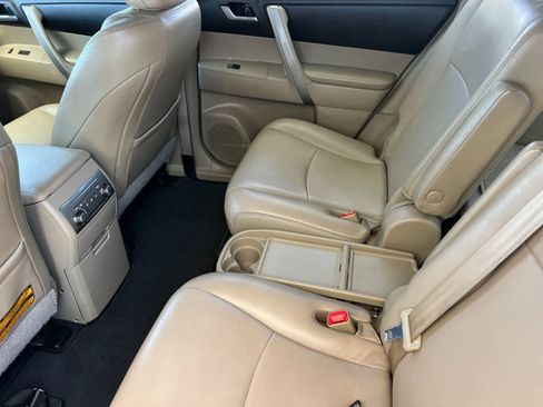 Used 2012 Toyota Highlander SE FWD image 5