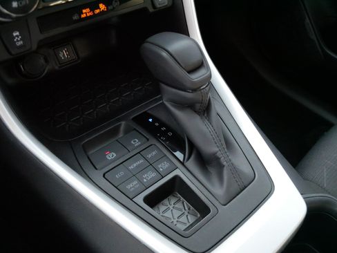 Used 2025 Toyota RAV4 XLE AWD/4WD image 24