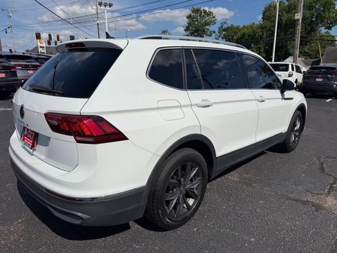 Used 2022 Volkswagen Tiguan SE w/ Panoramic Sunroof Package FWD image 7