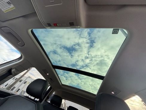 Used 2023 Volkswagen Tiguan SE w/ Panoramic Sunroof Package FWD image 24