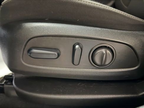 Used 2023 GMC Acadia SLE w/ Driver Convenience Package image 16