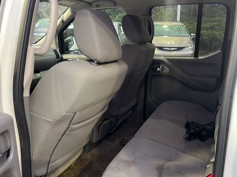 Used 2017 Nissan Frontier SV image 9