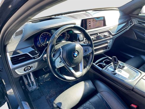 Used 2019 BMW 750i w/ Executive Package image 10