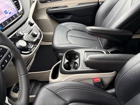 Used 2024 Chrysler Pacifica Touring-L image 34