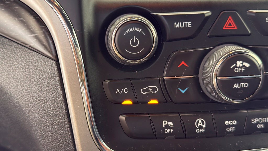 Used 2018 Jeep Grand Cherokee Altitude AWD/4WD image 10