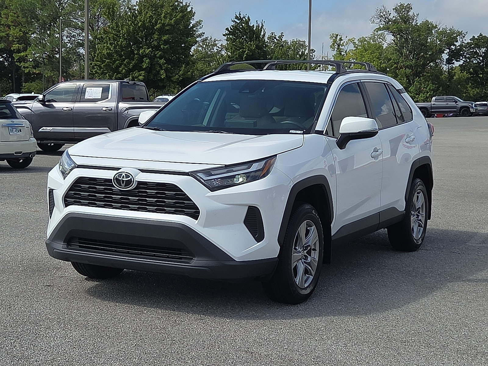 Used 2023 Toyota RAV4 XLE AWD/4WD image 2