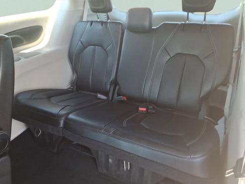 Used 2024 Chrysler Pacifica Touring-L FWD image 20