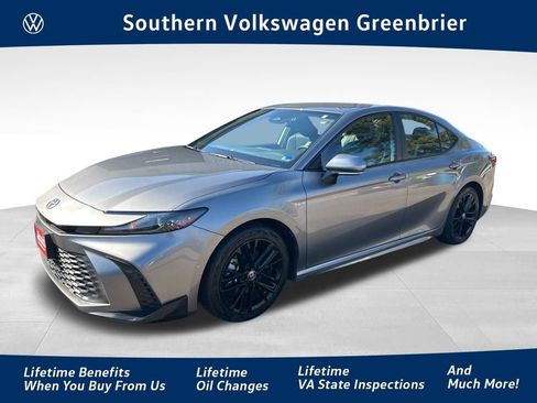 Used 2025 Toyota Camry SE FWD image 1