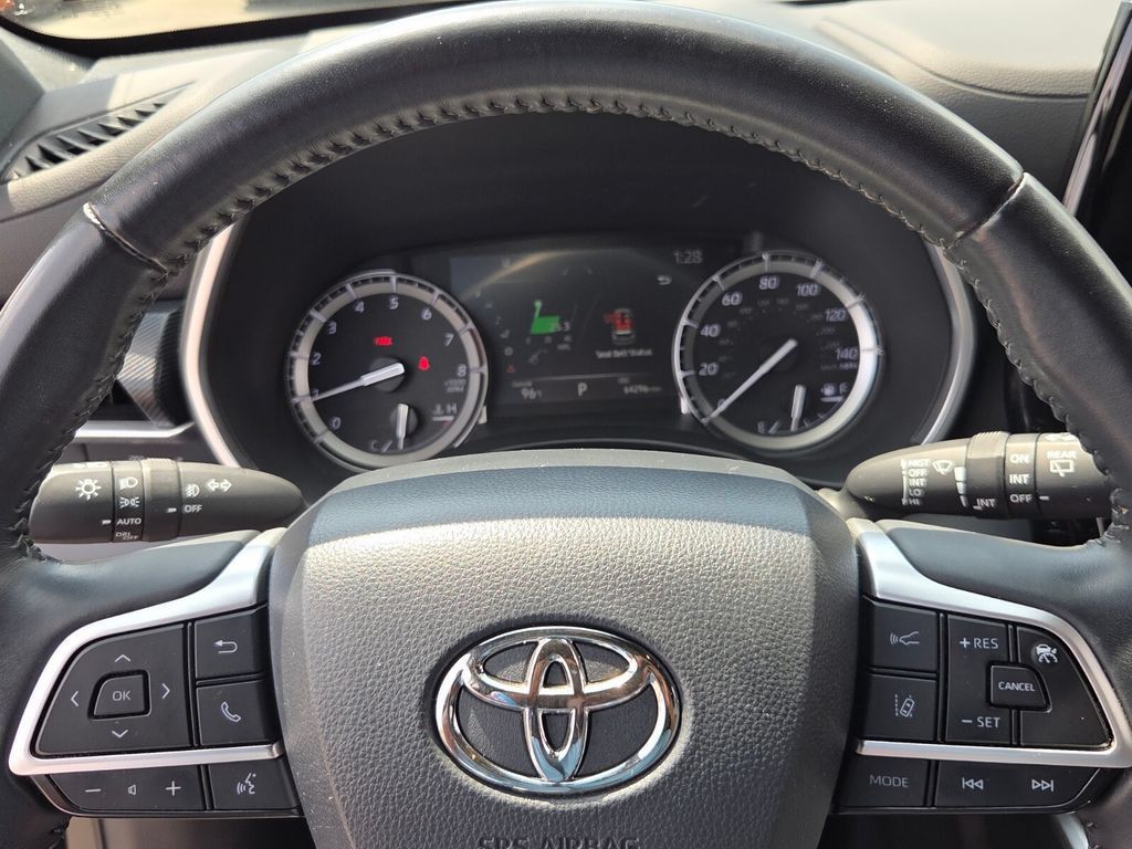Used 2022 Toyota Highlander XSE FWD image 23