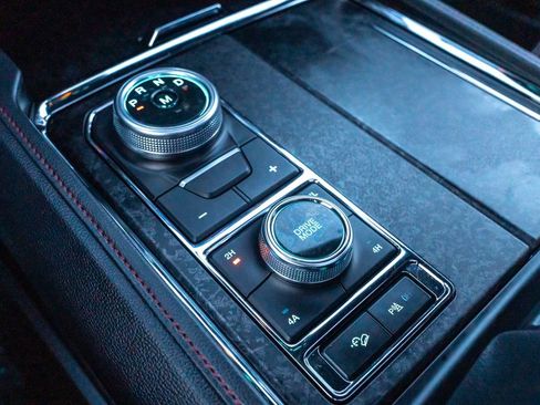 Used 2024 Ford Expedition Limited image 28