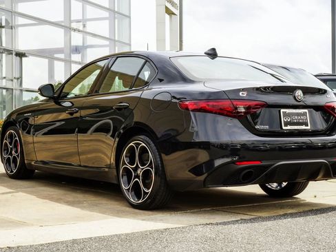 Used 2023 Alfa Romeo Giulia Veloce AWD/4WD image 10