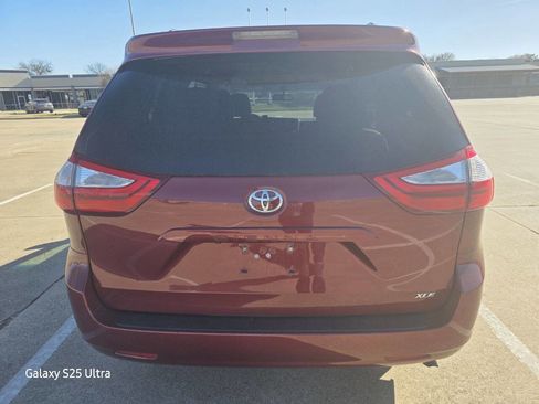 Used 2015 Toyota Sienna XLE image 5