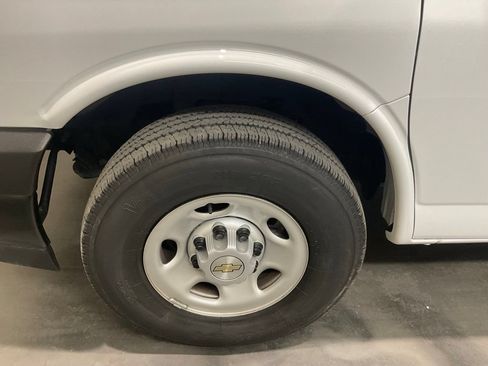 Used 2025 Chevrolet Express 3500 LS RWD image 6