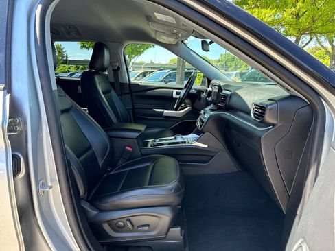 Used 2022 Ford Explorer XLT w/ Equipment Group 202A AWD/4WD image 31