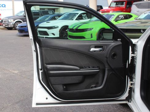 Used 2016 Dodge Charger SXT RWD image 16