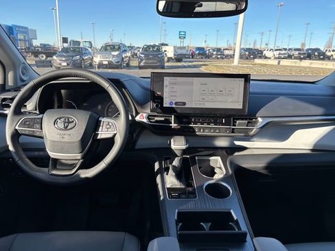 Used 2025 Toyota Sienna XLE image 12