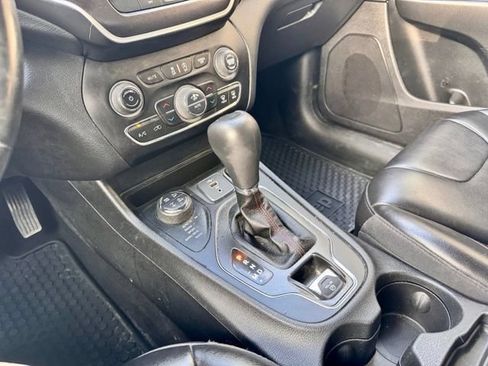 Used 2020 Jeep Cherokee Trailhawk w/ Cold Weather Group AWD/4WD image 14