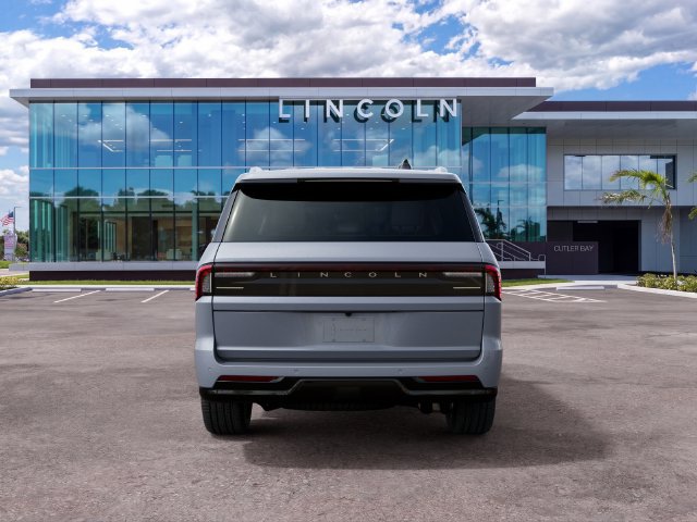 New 2027 Lincoln Navigator Premiere RWD image 7