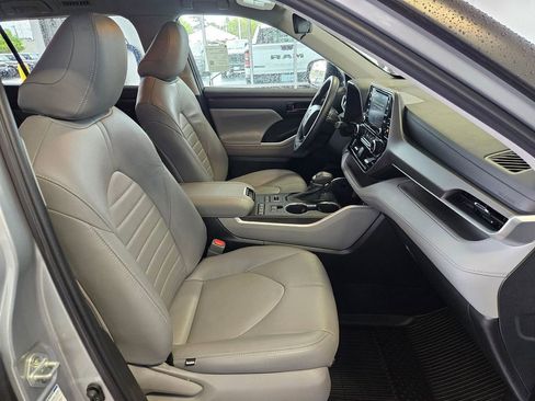 Used 2022 Toyota Highlander LE AWD/4WD image 30