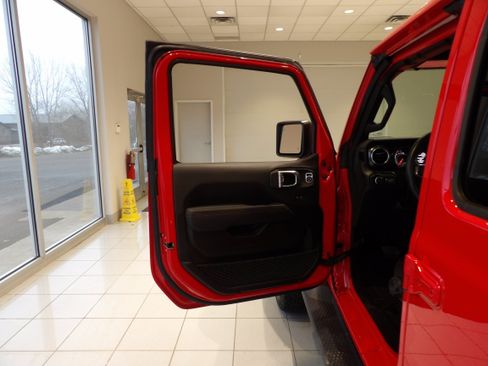 Used 2022 Jeep Wrangler Unlimited Rubicon w/ Trailer Tow Package AWD/4WD image 9