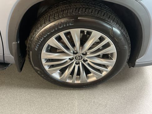 Used 2023 Toyota Highlander Platinum image 13