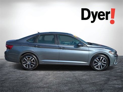 Used 2025 Volkswagen Jetta SE image 2