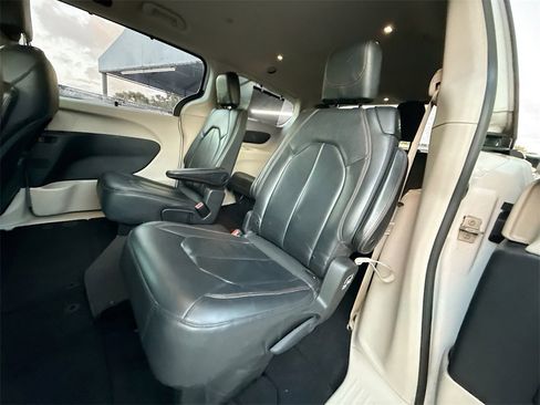 Used 2020 Chrysler Pacifica Touring-L image 26