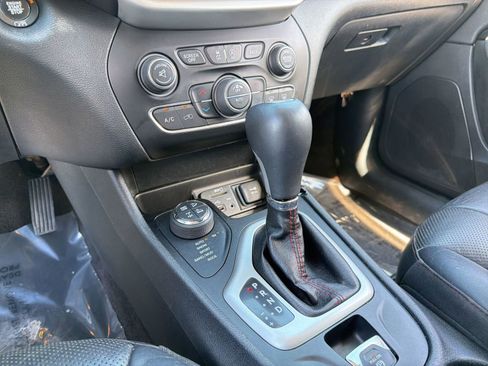Used 2017 Jeep Cherokee Trailhawk AWD/4WD image 17