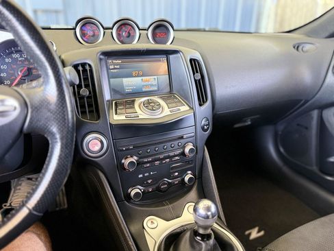 Used 2009 Nissan 370Z Touring RWD image 15