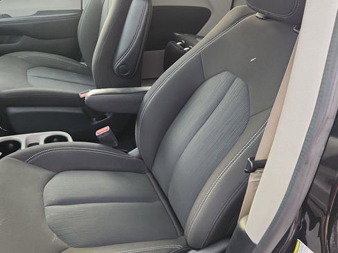 Used 2022 Chrysler Voyager LX image 9