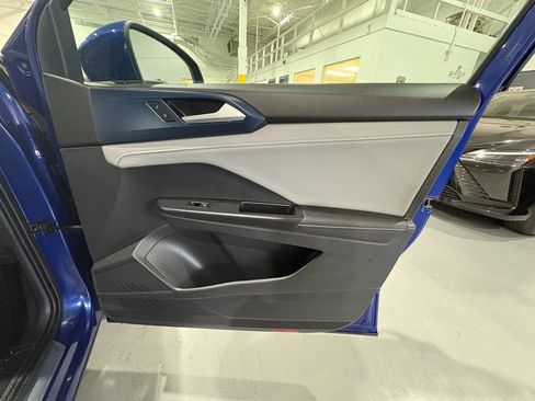 Used 2024 Volkswagen Taos SE w/ Panoramic Sunroof Package FWD image 45