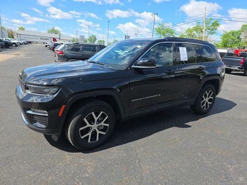 Used 2025 Jeep Grand Cherokee Limited AWD/4WD image 8
