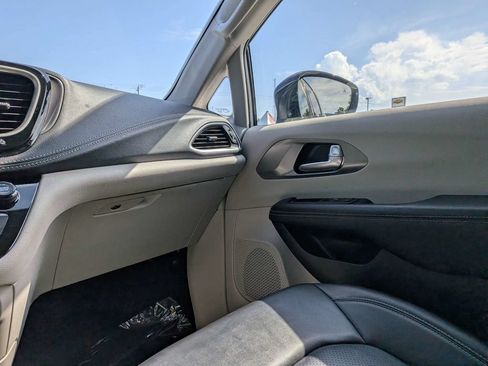 Used 2024 Chrysler Pacifica Limited FWD image 17