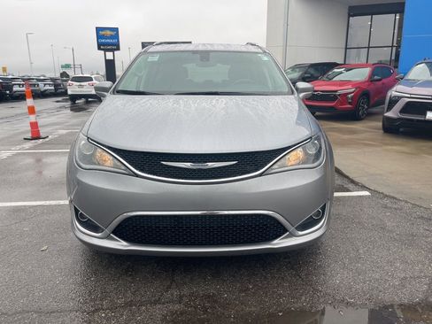Used 2020 Chrysler Pacifica Touring-L image 8
