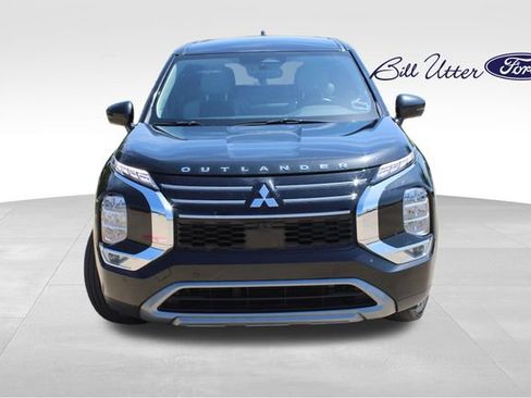 Used 2025 Mitsubishi Outlander SE FWD image 2