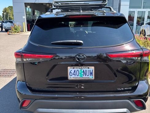Used 2022 Toyota Highlander XLE AWD/4WD image 7